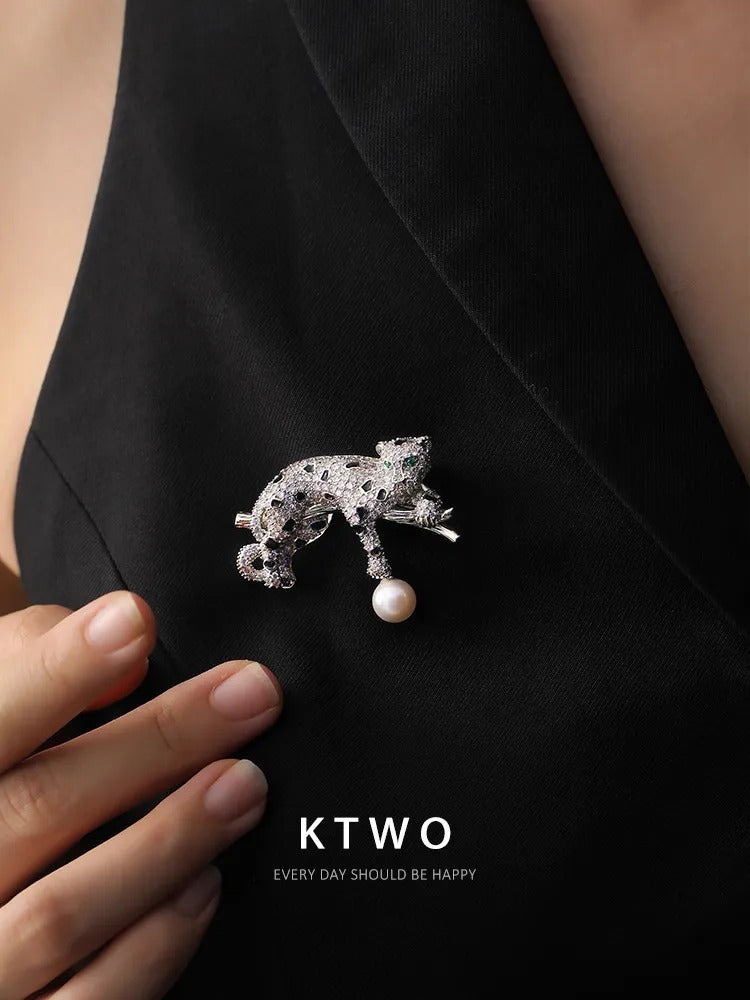 The Crystal Leopard Pearl Drop Brooch | Emerald Eye