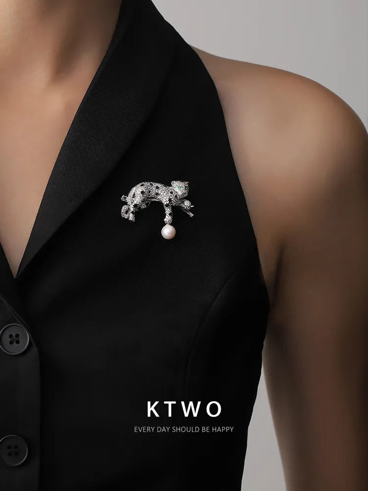 The Crystal Leopard Pearl Drop Brooch | Emerald Eye