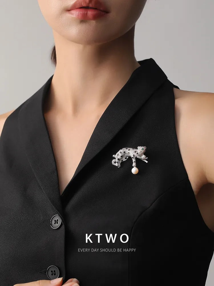 The Crystal Leopard Pearl Drop Brooch | Emerald Eye